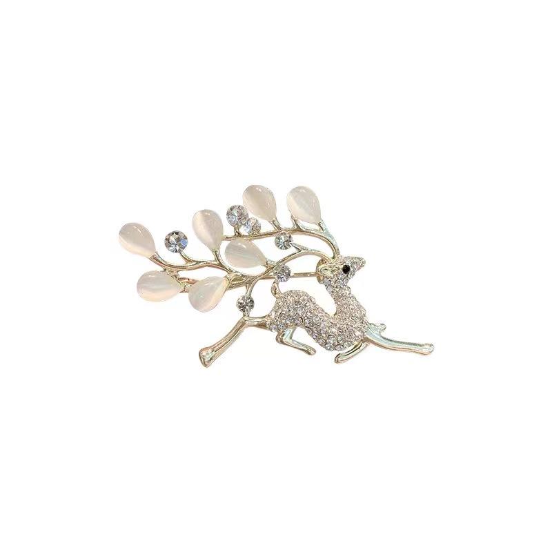 2025 Elegant Deer Brooch with Cat's Eye Rhinestone for Suit or Clothing Accessory