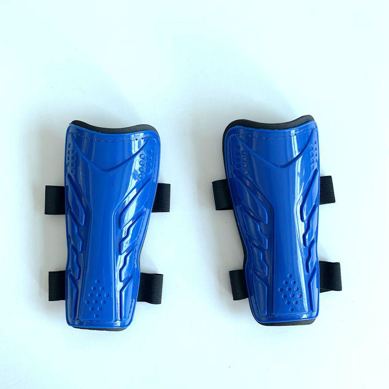 Vorrätige Kinder-Schienbeinschoner mit verstärkten Riemen und strapazierfähigen Knieschonern, die Waden und Schienbeine beim Training und Wettkampf schützen.