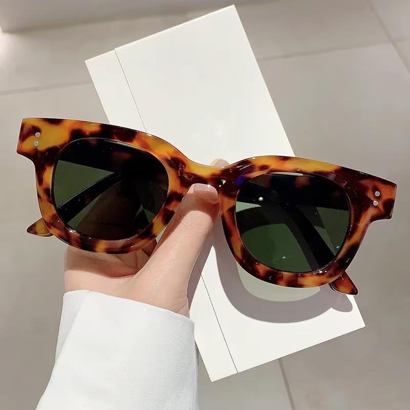 Vintage Trendy Square Sunglasses Women For Men Luxury Brand Designer Sun Glasses Punk Popular Classic Rivet Outdoor Shades
