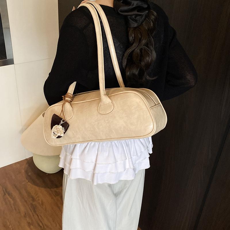 Niche bag women's fashion high-end sense portable shoulder bag popular underarm baguette bag