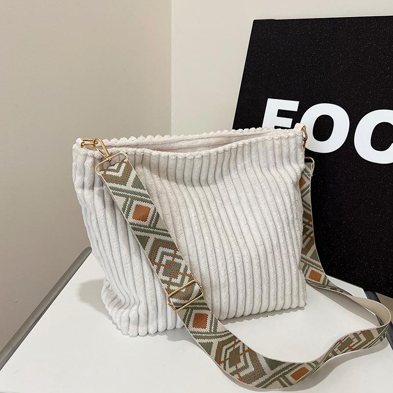 

Flannel solid color large-capacity women s bag early spring new single shoulder oblique span bag large-capacity tote bag белый