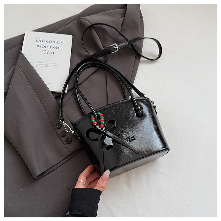 

Premium sense retro small bag women 2025 new fashion versatile messenger bag niche design portable bucket bag tide чёрный