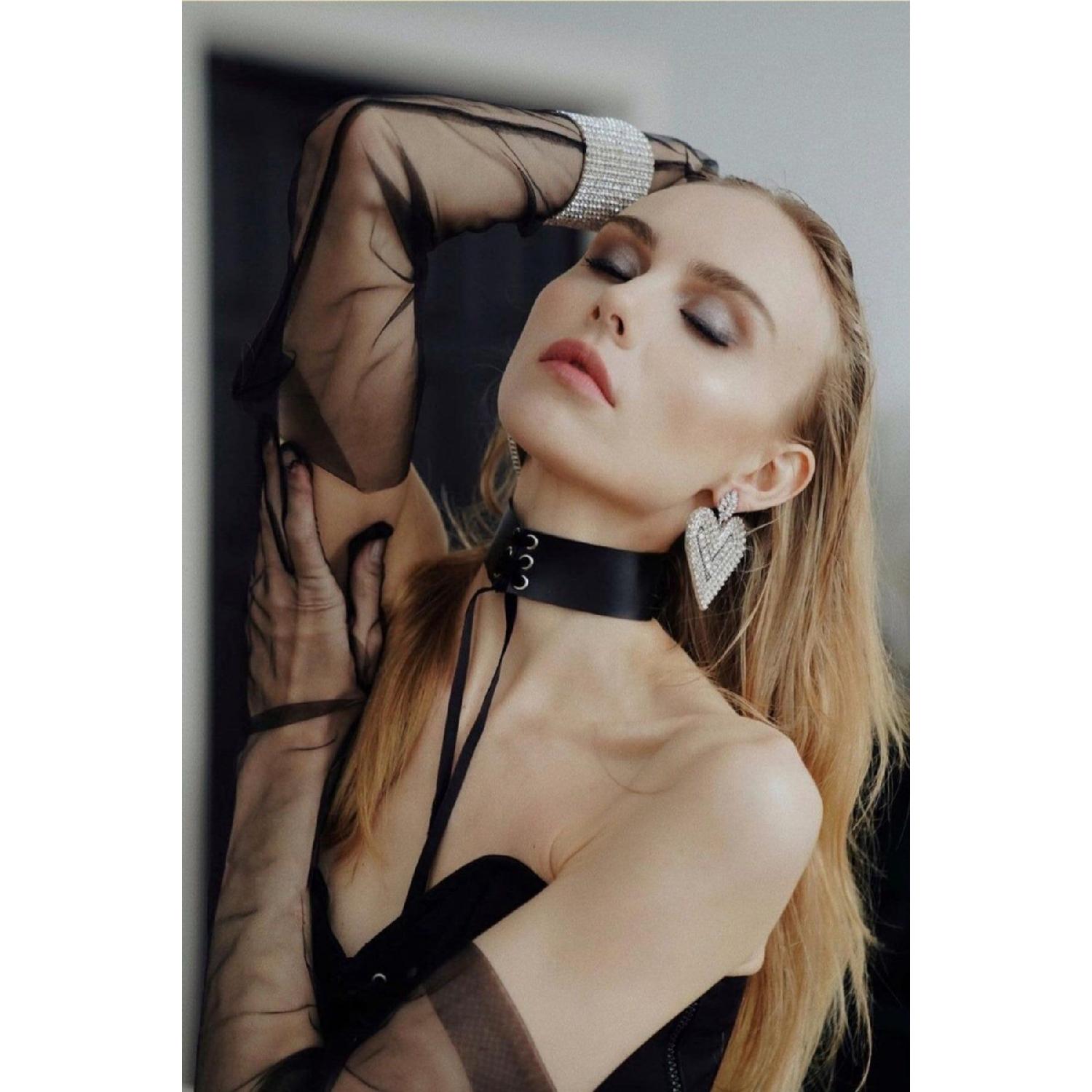 

Стильный кожаный воротник-чокер с завязкой на веревке