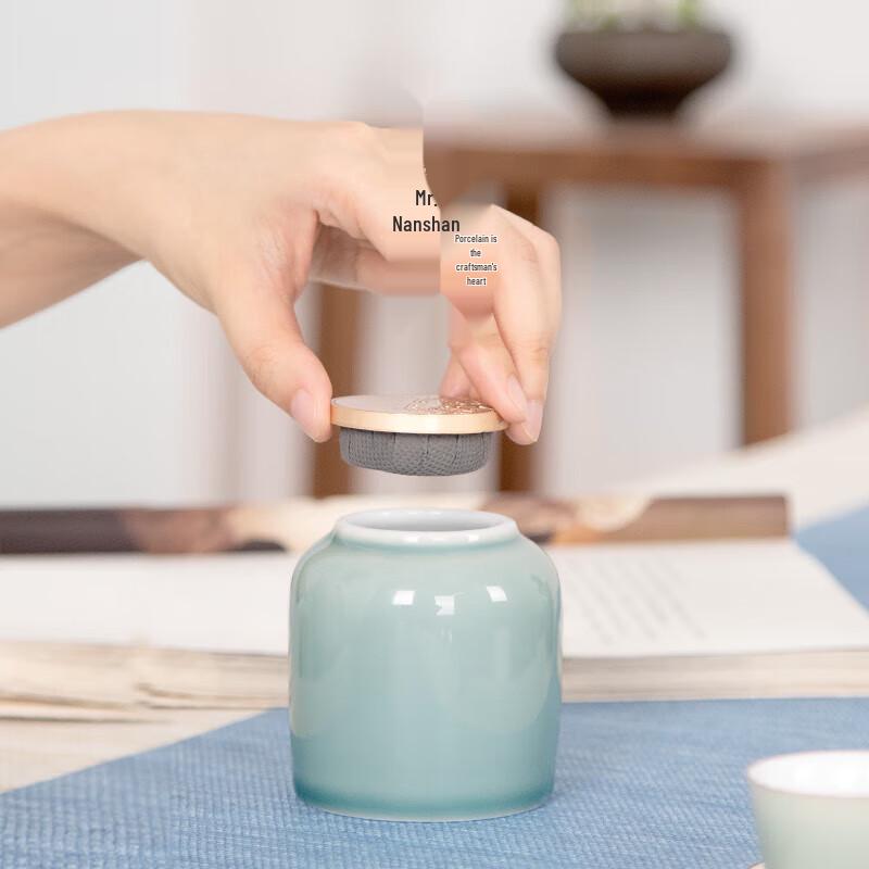 Nanshan Mr. Chinese Ceramic Sealed Tea Caddy