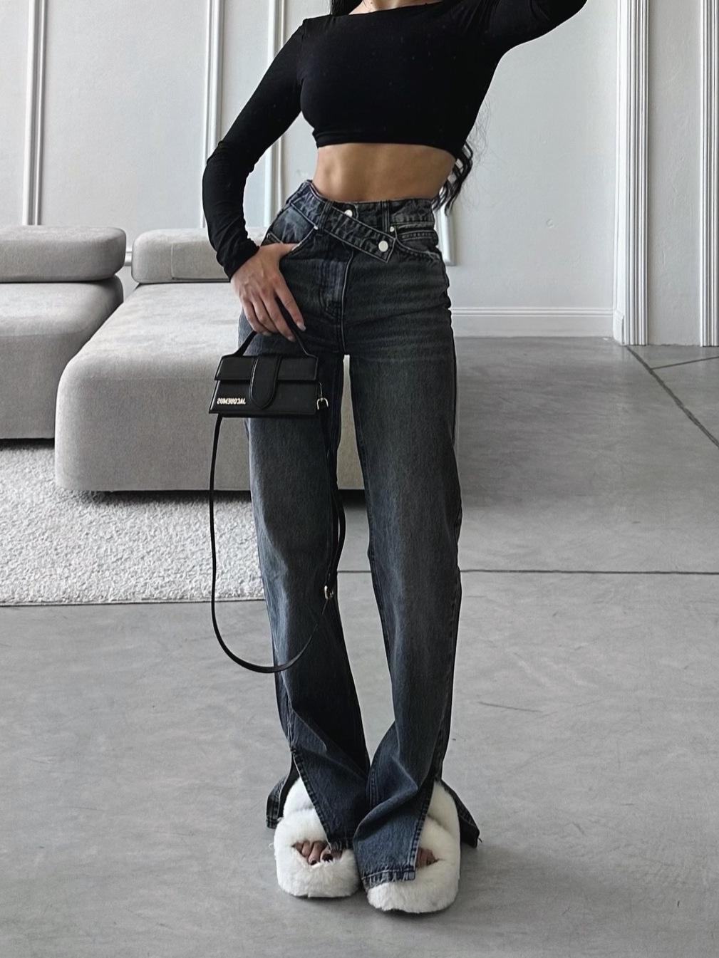 

Джинсы клеш с высокой посадкой и асимметричным низом для женщин с дизайном, подчеркивающим бедра Medium темно-синий