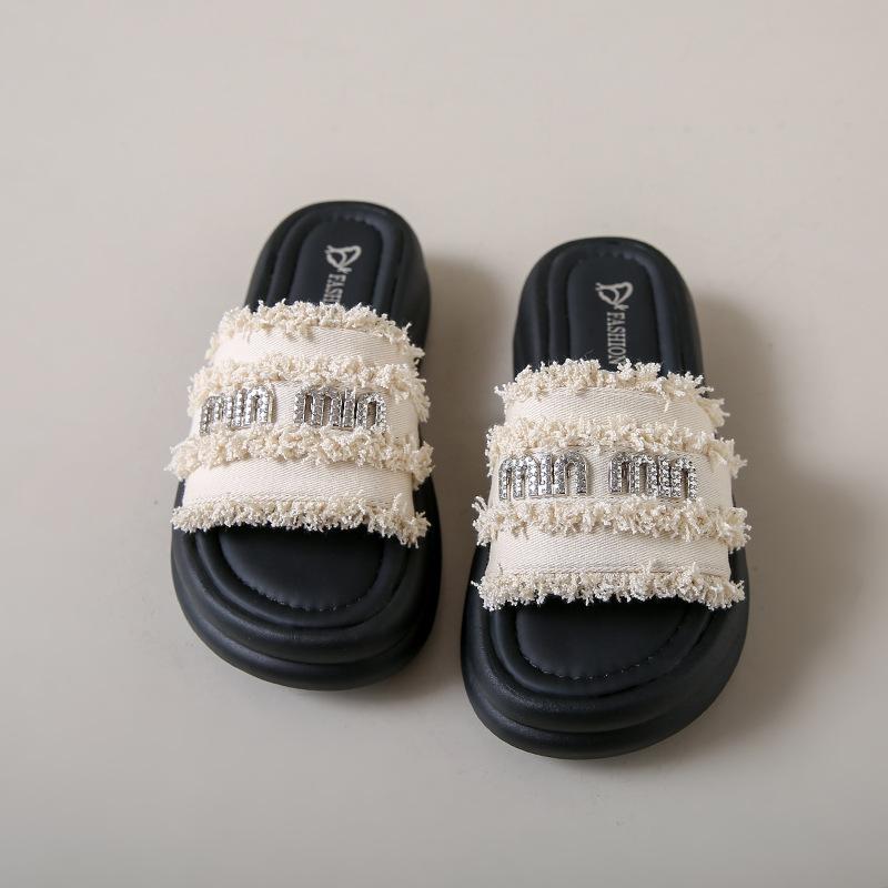 French temperament small fragrant wind thick bottom cool slippers women's summer 2025 new high-end sense stepping on shit feeling rhinestone fringed s