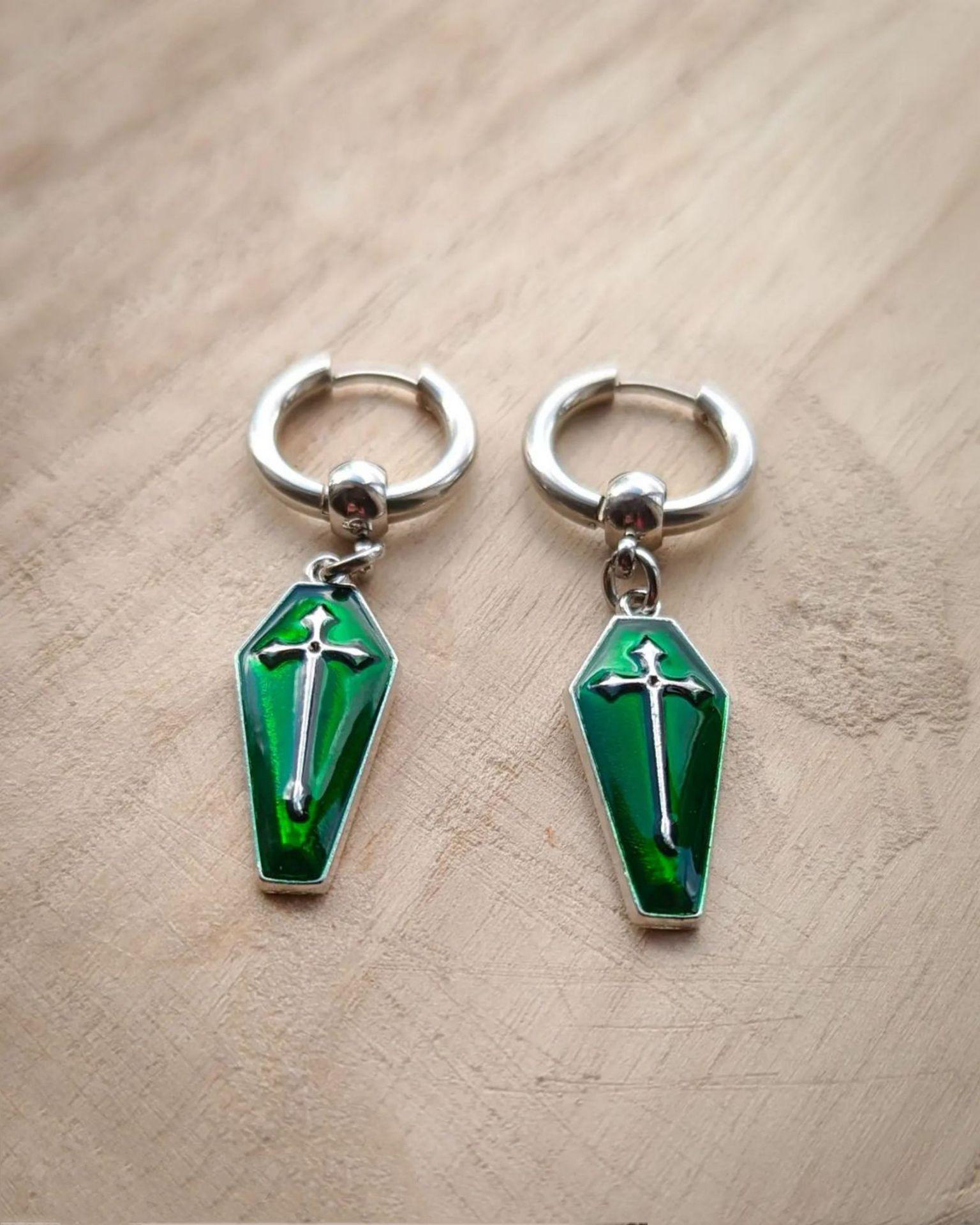 

Готический стиль Крест, Сердце, Цветок розы, Бант, Подвеска с шипами Черные бусины Y2K Серьги-кольца для женщин зелёный