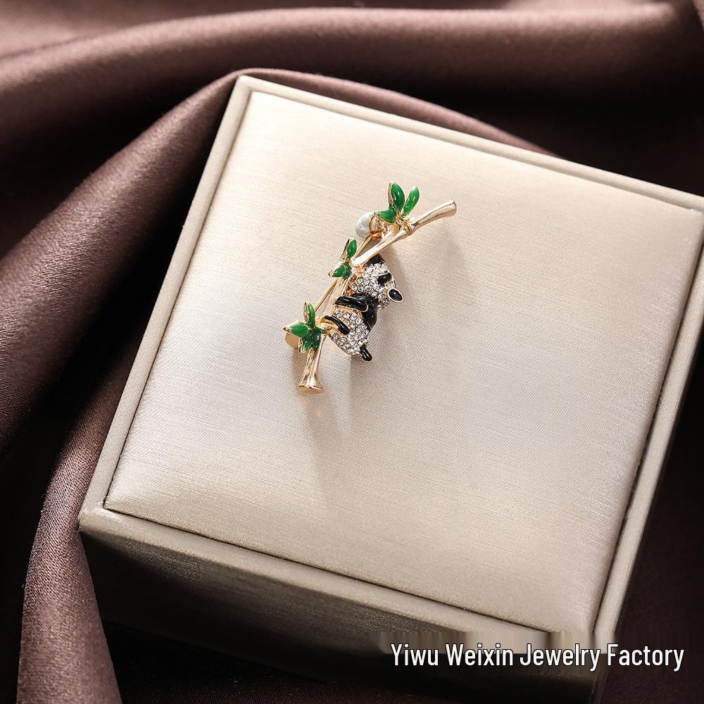 Luxury Rhinestone Bee Brooch - Stylish High-End Pin for Jackets and Suits