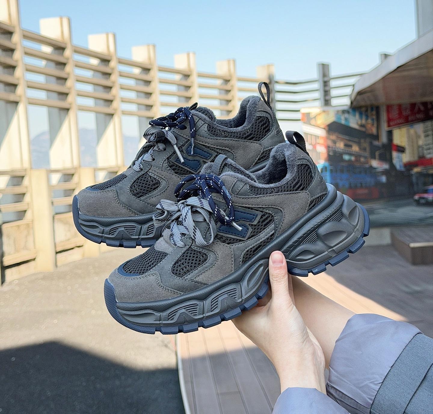 

Leather thick-soled velvet shoes for women s autumn and winter new round head lace-up, small and light casual sports shoes 40