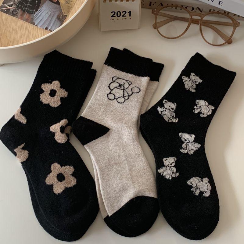 Damen Schwarze Blume Bär Karomuster Wadenlange Socken - Niedlich, Warm, Gerüscht, Perfekt für Frühling und Herbst