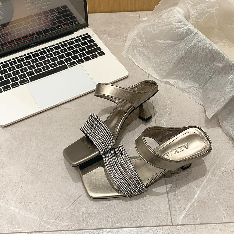 Feenwind High-Heel-Sandalen 2025 Französisch neu speziell geformt und ein Wort Strass Oberbekleidung Sommer Hausschuhe