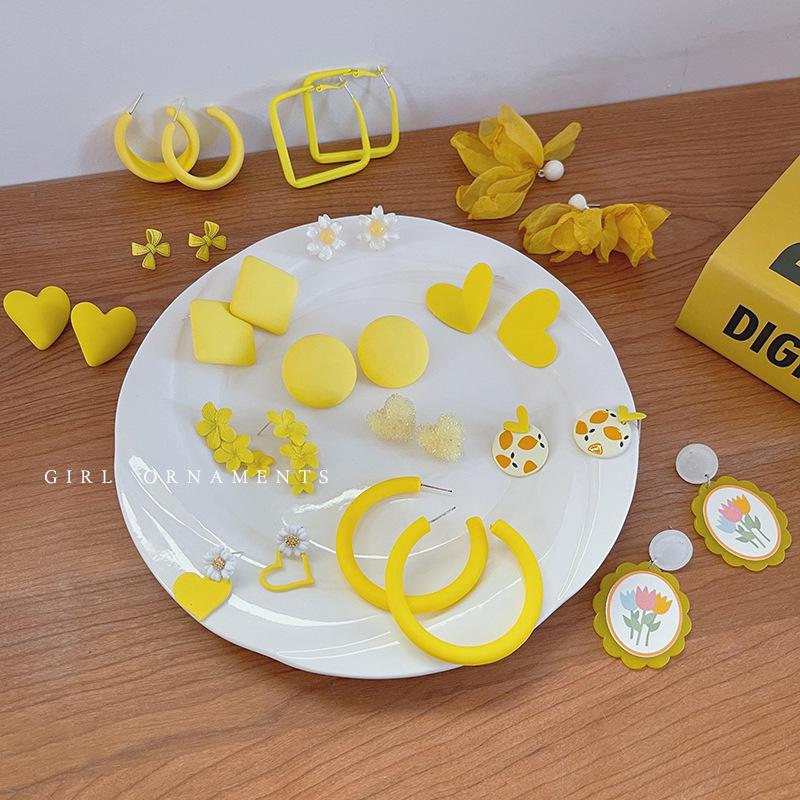 Żółte Świeże Kwiatowe Kolczyki Koła z Motylem dla Kobiet - Proste, Wszechstronne i Modne Geometryczne Wzornictwo.