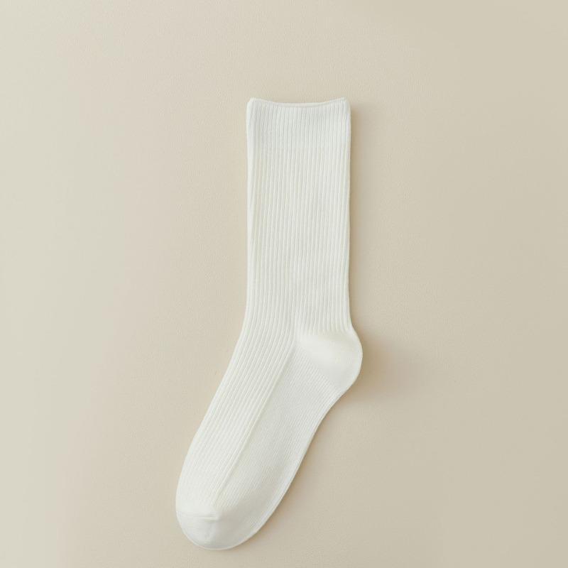 For Women, There Are Boneless and Non-uncomfortable Mid-calf Socks. Pull A Solid-colored Cotton Long Calf Sock That Is Breathable
