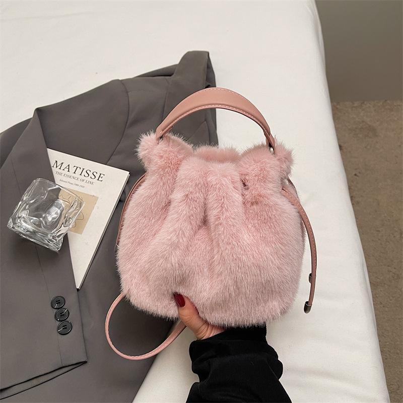 Women Plush Faux Fur Bucket Bag Cute Drawstring Crossbody Bag With Leather Handle Winter Soft Folding Design Shoulder Phe Bag