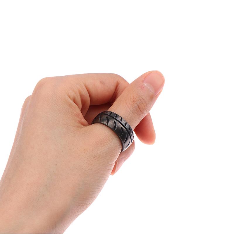 Pro milovníky závodění Ručně vyráběný kovový prsten s dezénem závodní pneumatiky Svatba závodního jezdce Šperky