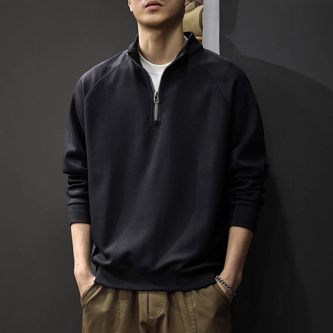Осенний однотонный мужской свитер с воротником-стойкой — фото 5
