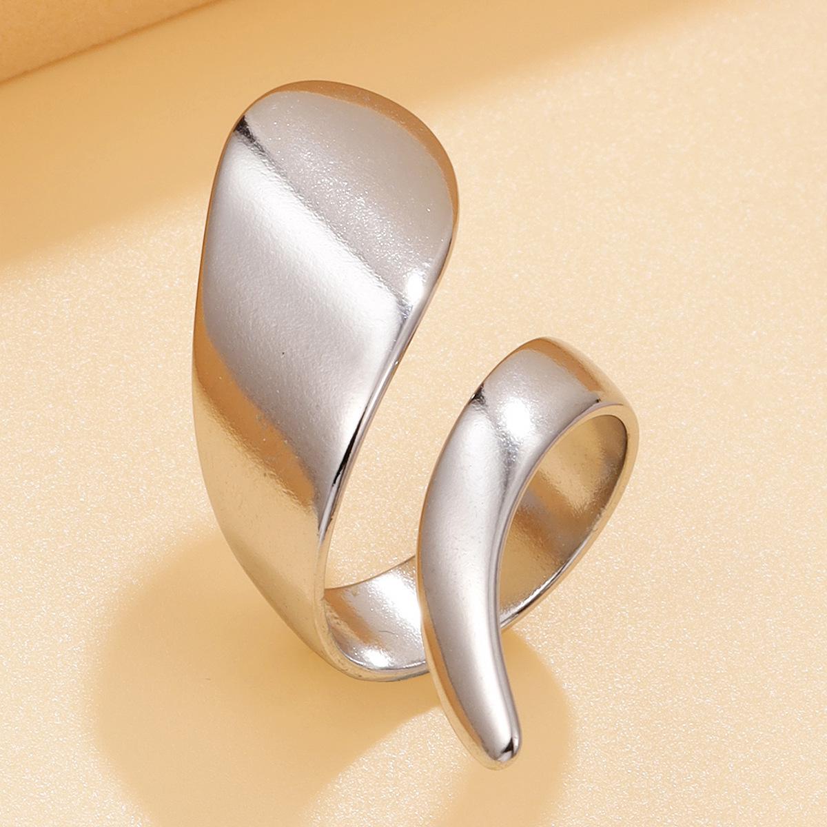 18K Gold Vacuum-Plated Stainless Steel Ring with Textured Metal Finish for Women’s Index Finger