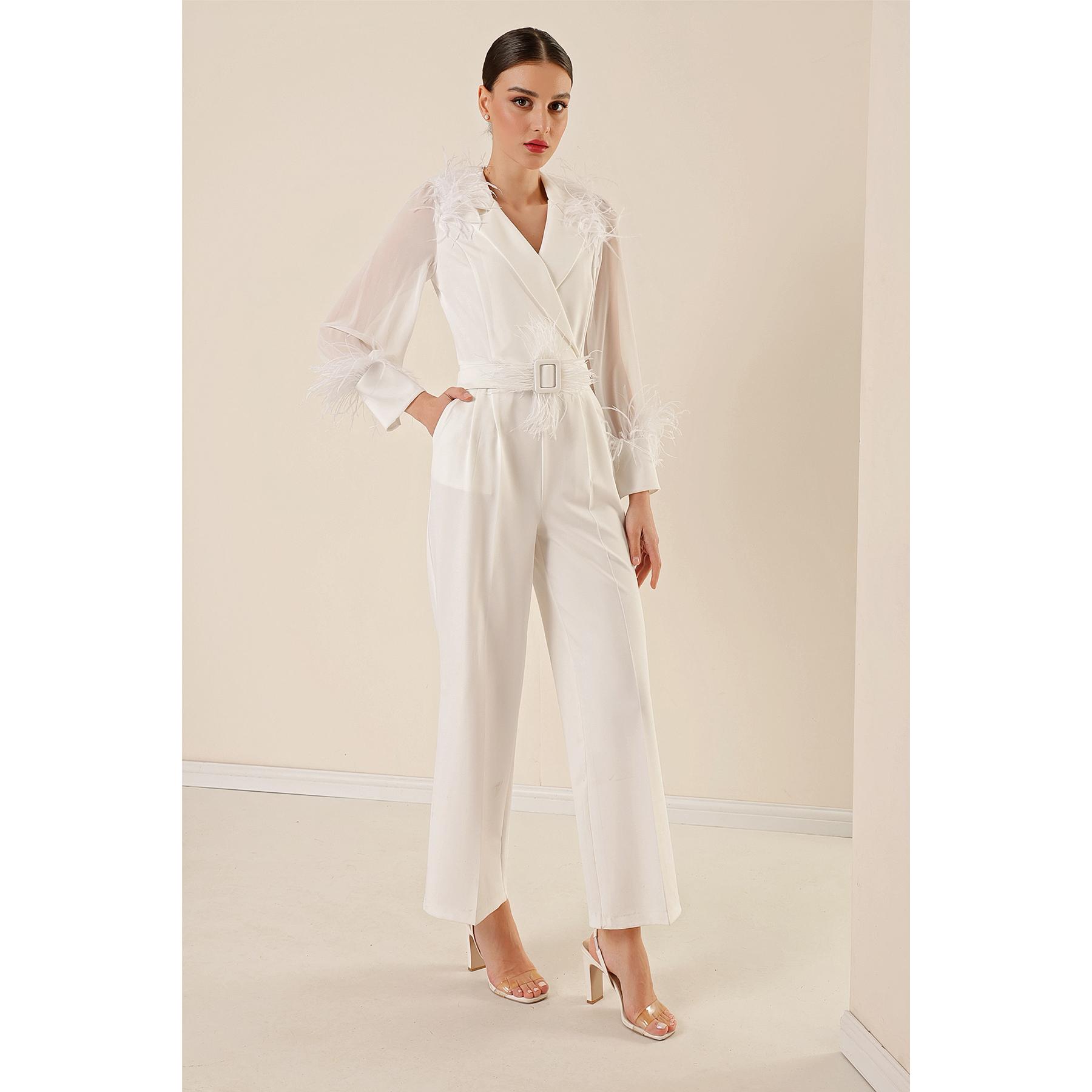 

Комбинезон с карманами и шифоновым поясом на талии с рукавами и перьями