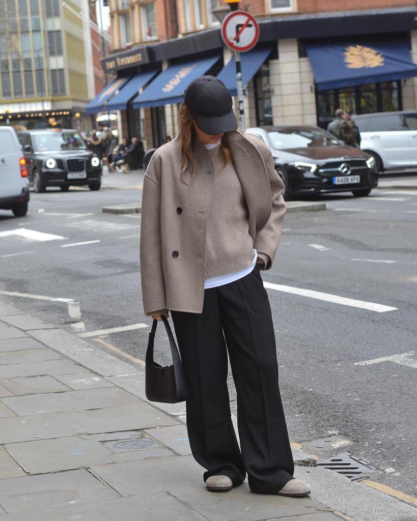 2025 Autumn/Winter Women's Retro Brown Wool V-Neck Warm Coat - European & American Style