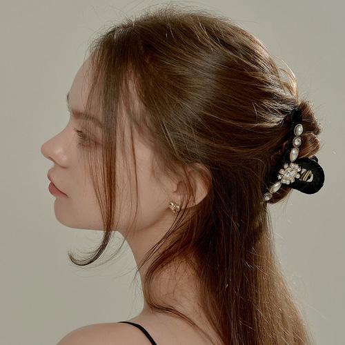 Besty Royal Velvet Bianca Hair Clip