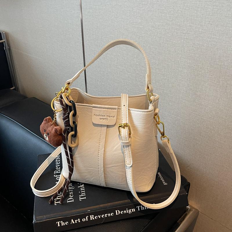 Neue trendige Mode mit Anhänger Schulter Damenhandtasche Retro Schulter Große Kapazität Breitband Umhänge Eimerhandtasche