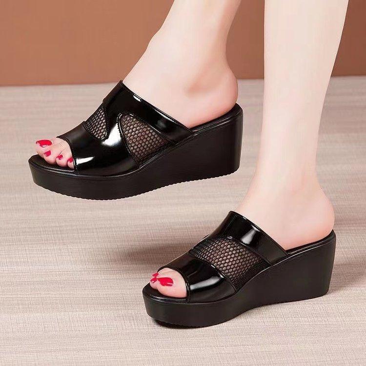 

Босоножки на танкетке средней высоты женские летние на толстой подошве водонепроницаемые столбик полый сетчатый пряжа верхняя одежда крутые шлепанцы 40 чёрный