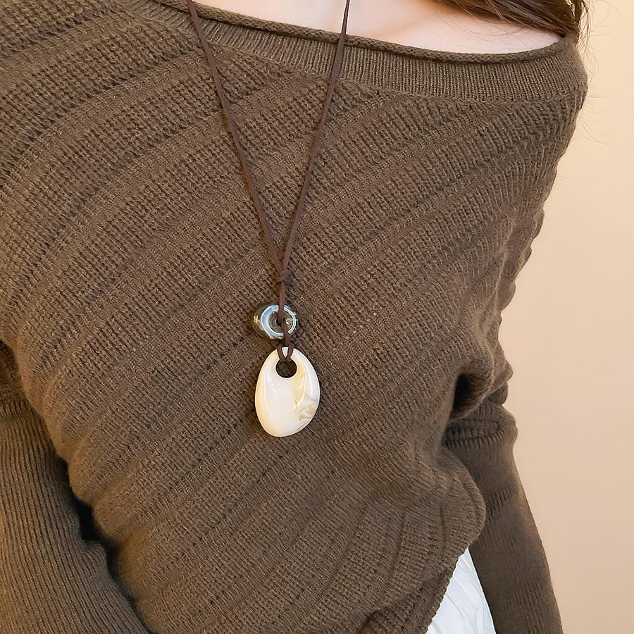 Wood chips irregular round square pendant necklace retro ethnic style collarbone chain design sense sweater chain women