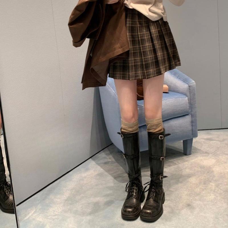 Dámské boty na silné podrážce, vysoké boty a dámské boty s přezkami, retro boty na silném podpatku