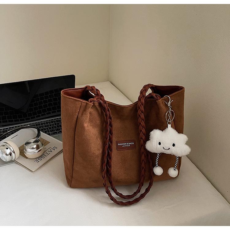 

Large-capacity bag women s 2025 new fashion versatile shoulder bag high-quality texture class commuter underarm tote bag коричневый