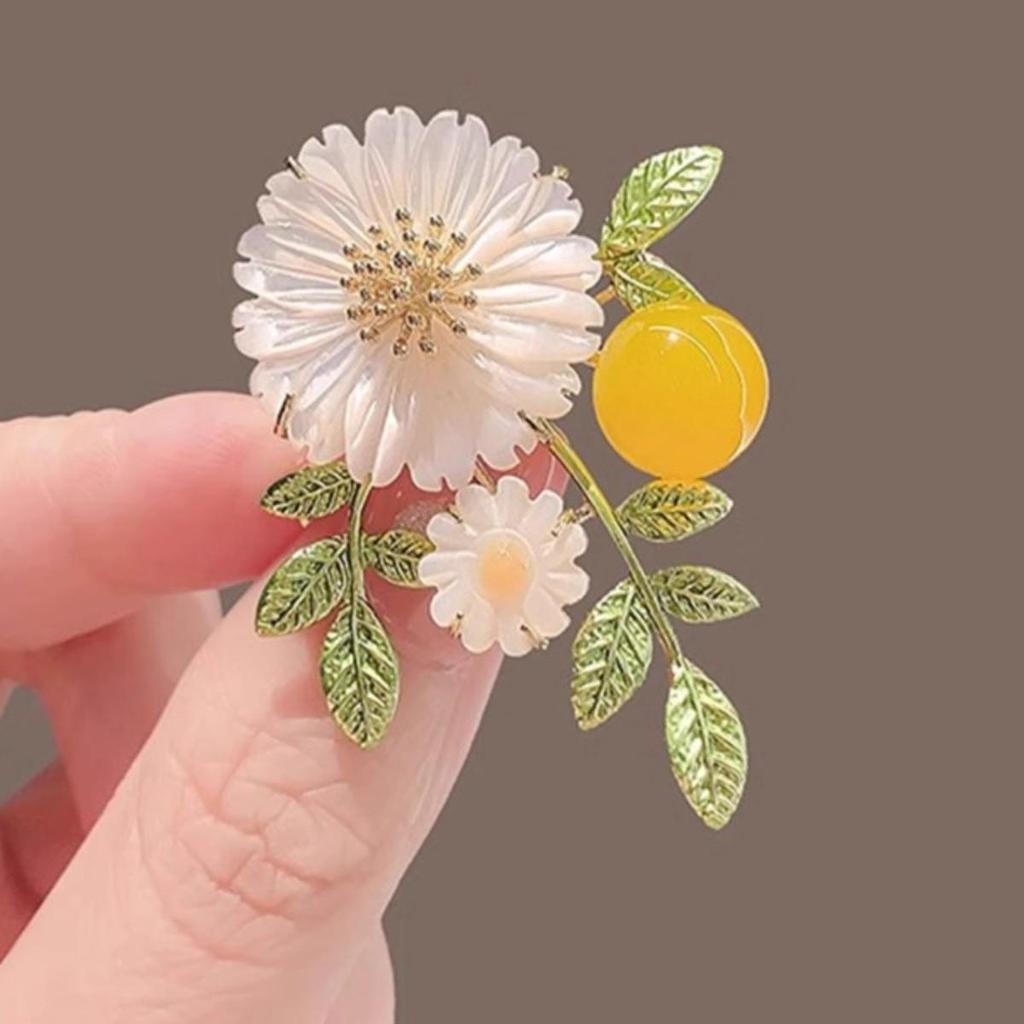 Broșă Floare Margaretă Aurie cu Frunză Verde și Perlă - Accesoriu Elegant pentru Femei