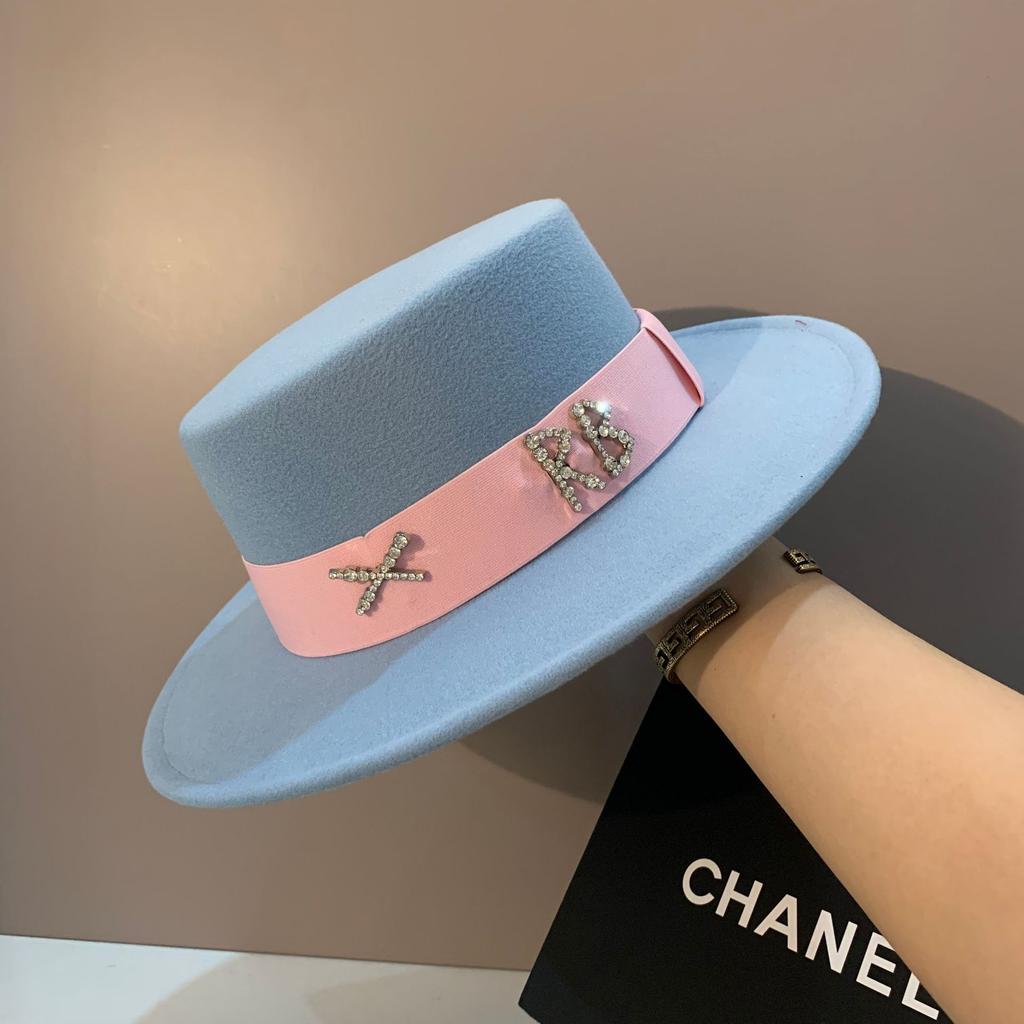 New Fedoras Women's Hat Flat Top Cap French Elegant Straw Hat Fedora Pearl Chain Hat Travel Beach Hat Panama Wide Brim Hat
