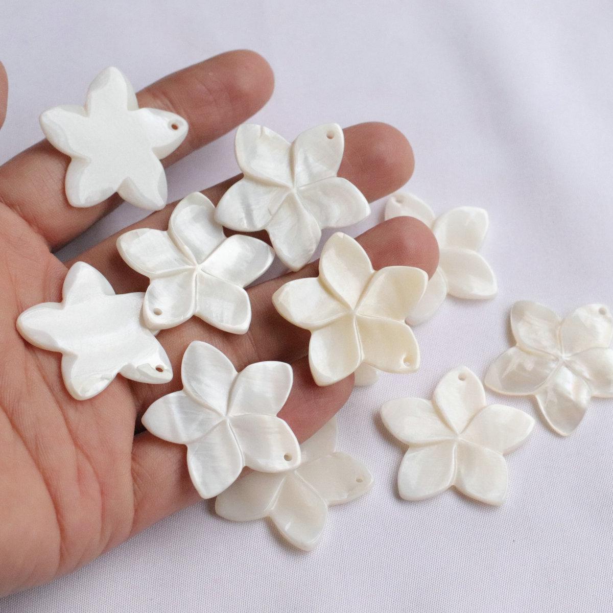 Natural Mother-of-Pearl Shell Petals: Black & White Single Hole Five-Pointed Flower DIY Ornament Accessory.