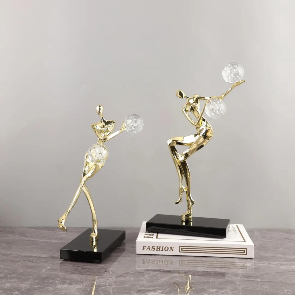Metallhandwerk Goldener Mann Tanzen Kristallkugel Akrobatische Figur Skulptur Frau Statue Heimdekorationszubehör