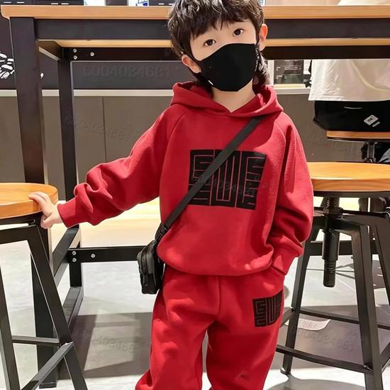 Ensemble sweat à capuche tendance noir imprimé lettres pour enfants, confortable et doux pour un usage quotidien, tendance hiver et automne