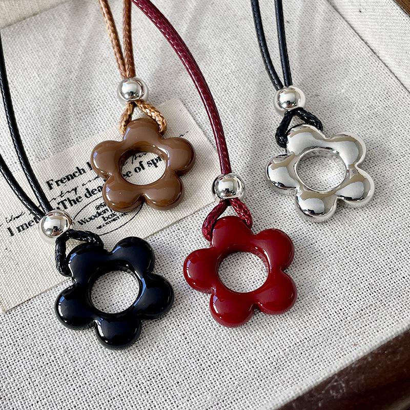 New Unique Simple Flower Long Rope Necklace Women Hollow Flower Pendant Necklace Adjustable Knot Sweater Chain Party Jewerly