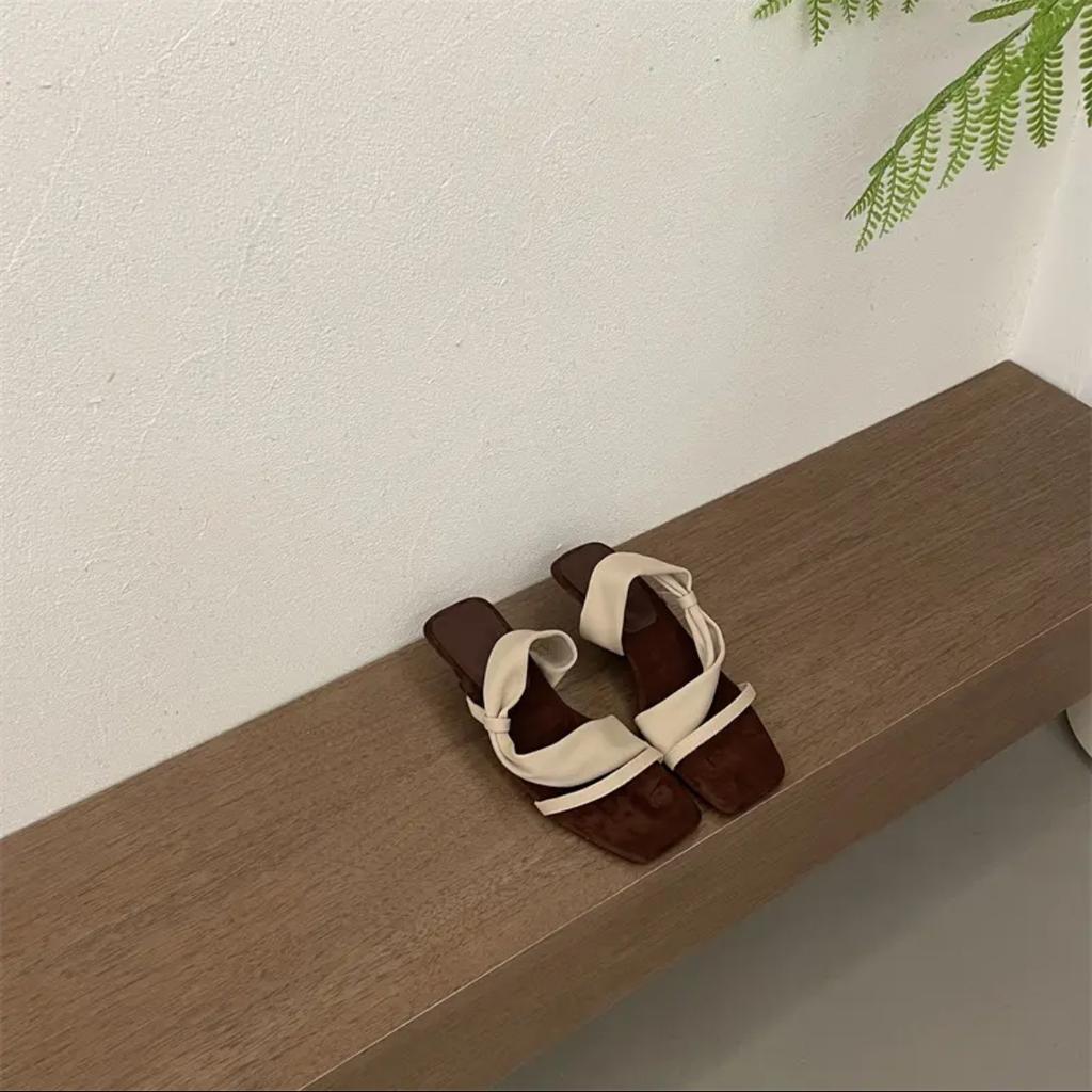 Niche design square head slope heel cool slippers women's 2025 summer new models are not tired of feet versatile temperament high heel one-word drag