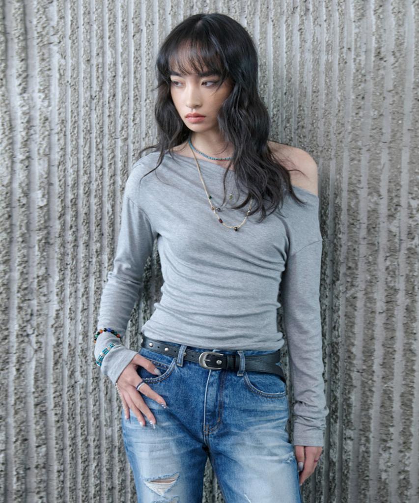 NO EXTRA TOUCH Off-Shoulder Drape Long Sleeve T-Shirt (Gray) / 26Spts004Gr