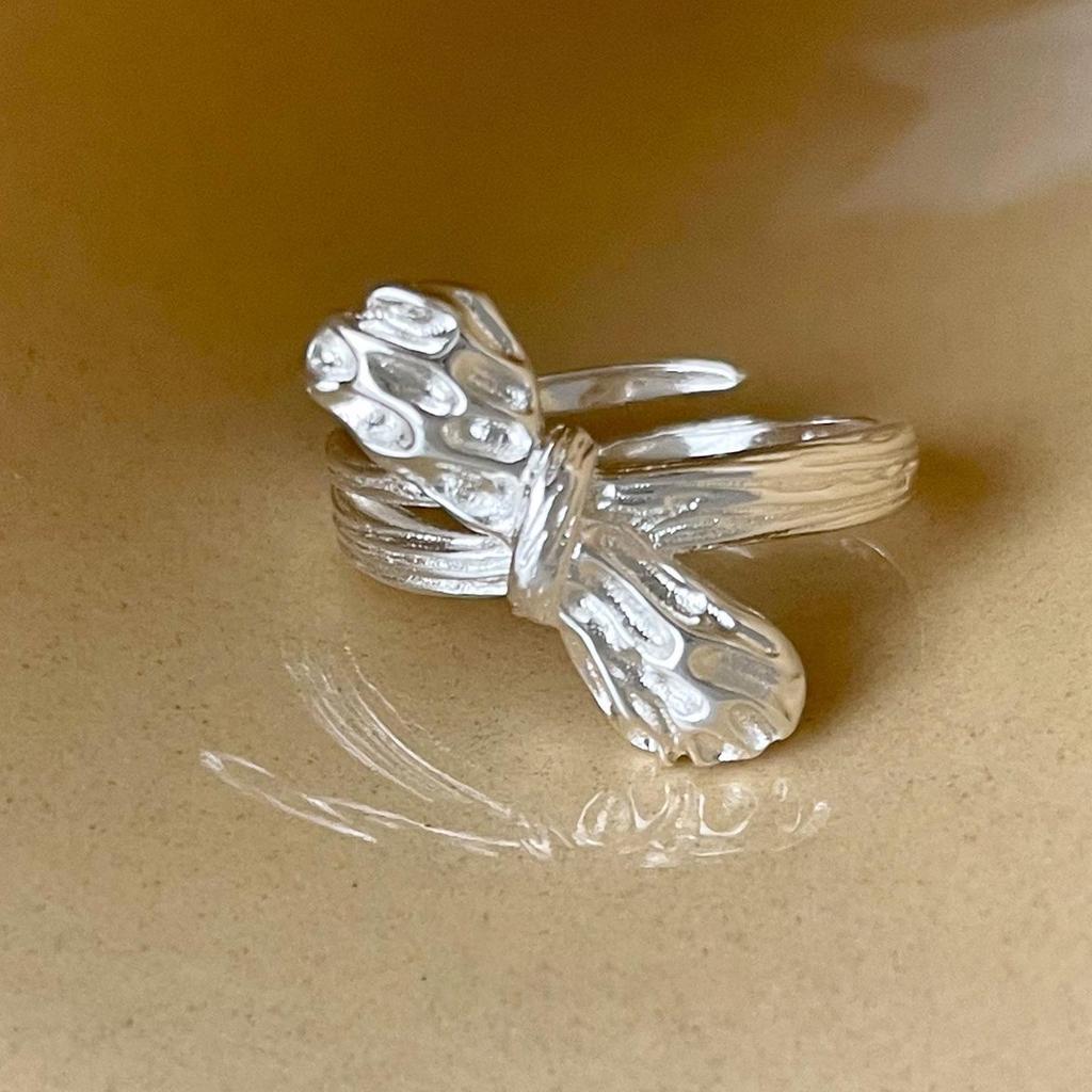 Xiaohongshu 925 Sterling Silver Exaggerated Plain Ring for Women – Simple, Luxurious, High-End Design.