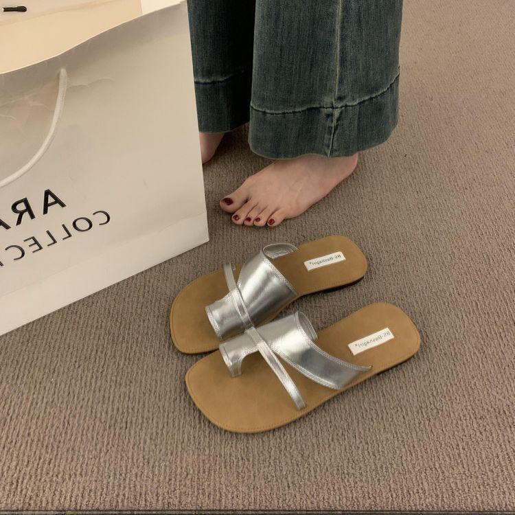 Korean Retro Niche Set of Toe Slippers for Women's Summer Wear 2025 New Flat-soled Beach Shoes, Seaside Soft-soled Sandals