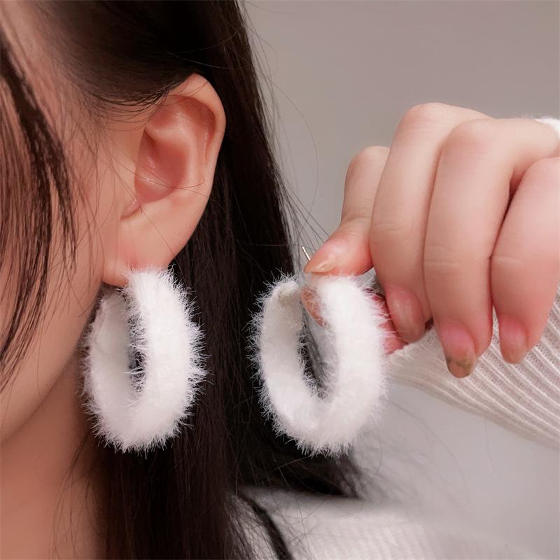 Plush Hoop Earrings for Women Furry White Round Hoop Geometric Statement Earrings Jewelry for Wedding Party Winter Jewelry