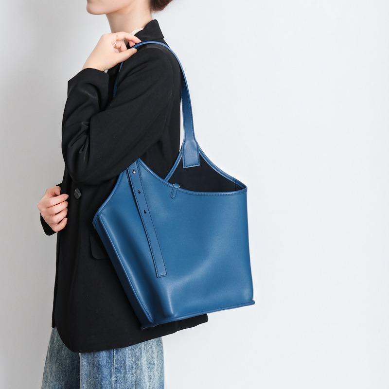 Carry A Genuine Leather Pillow Under The Armpits On One Shoulder Cowhide Crossbody Commuter Bag