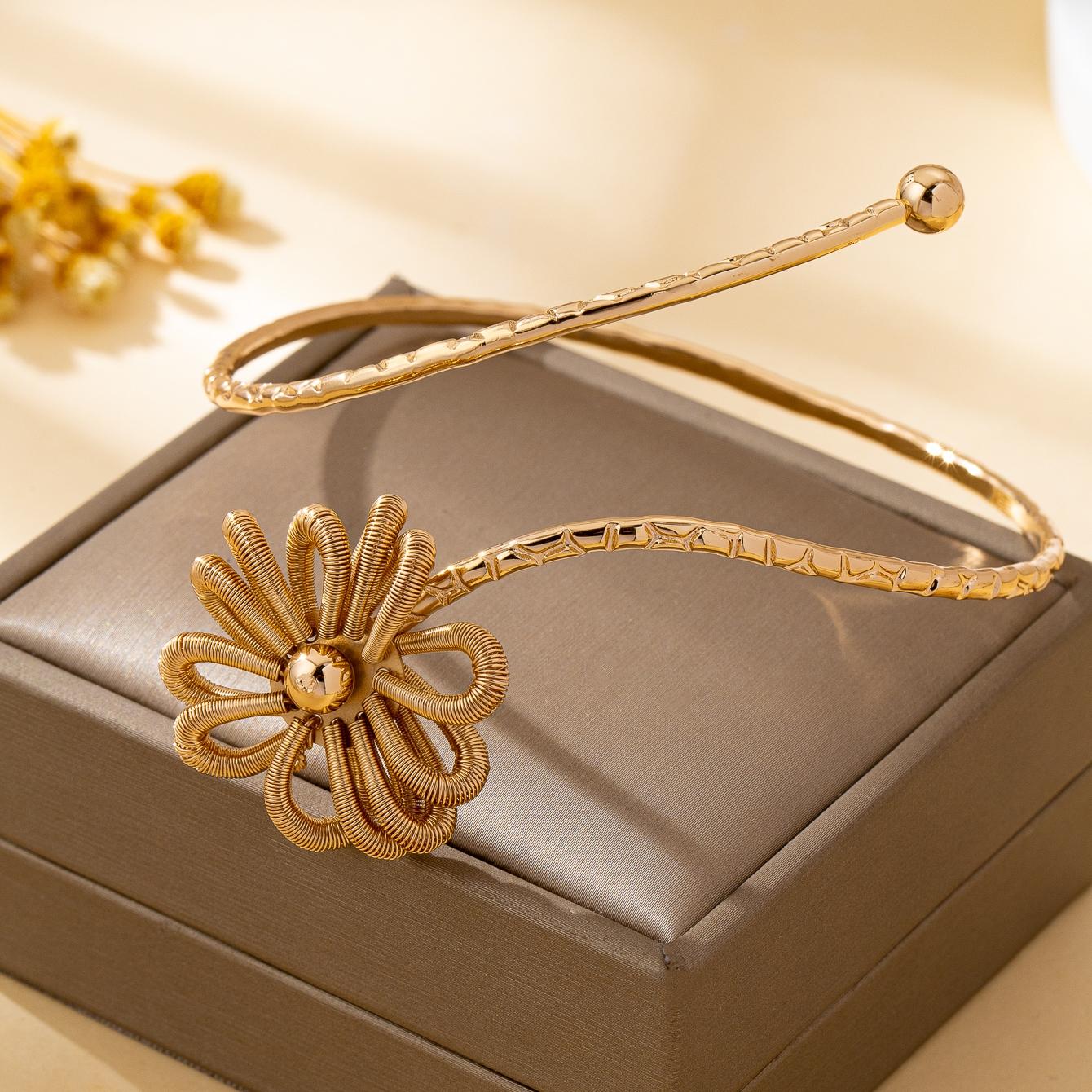 

A Women s Bracelet, a Simple and Stylish Iron Flower Bracelet, Suitable for Daily Wear and Vacation Wear