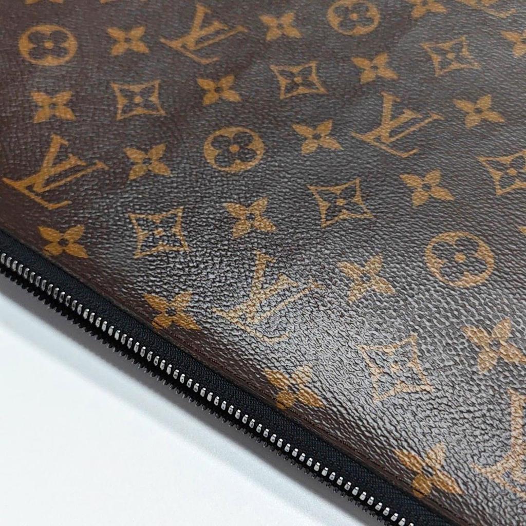 [Pre-Owned] A4 Pouch Monogram Leather Handbag - Very Good #X0MHRP