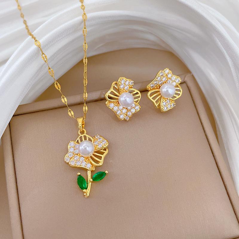 Titanium Steel Empty Green Leaf Flower Set Light Luxury Temperament Gorgeous Full Diamond Necklace Women'S Versatile Collarbone Titanium Steel Chain