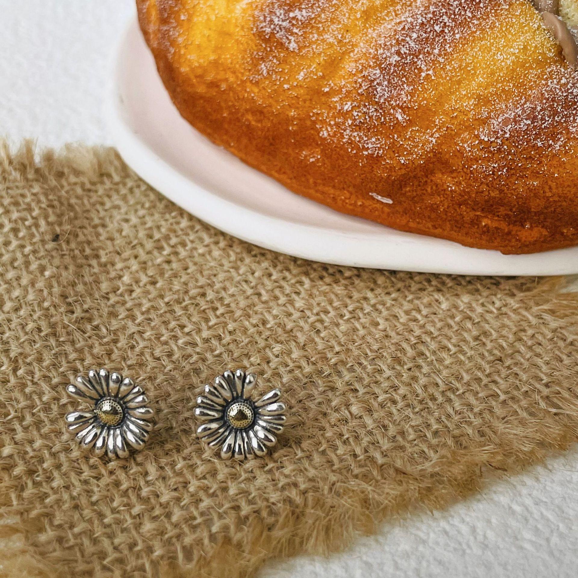 

Yinruitai 2023 Серьги-пусеты Маргаритка из стерлингового серебра - G-Dragon корейский винтажный стиль для женщин 925 Silver