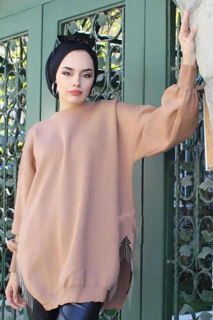 Langer Hijab-Pullover für Damen mit Rundhalsausschnitt, Ballonärmeln und Kette, detailliertem Schlitz