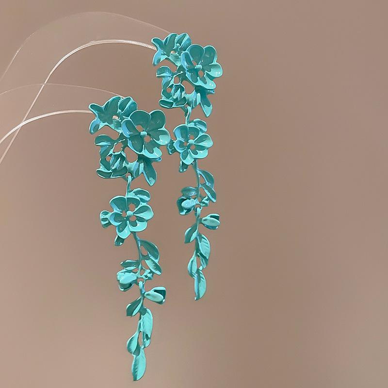 

Silver Needle Flower Leaf Tassel Earrings: European & American Exquisite Retro Niche Design with Light Luxury Appeal