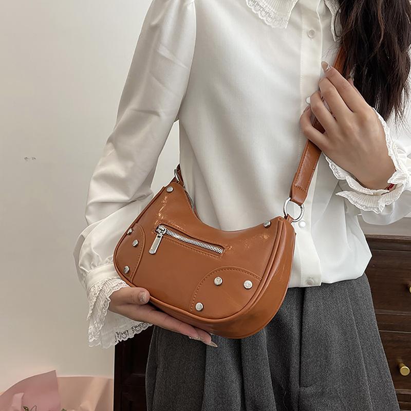 Design Sense High Street Rivet Underarm Bag Fashion Korean Spice Girls All-match Shoulder Bag  New Commuter Crossbody Pack
