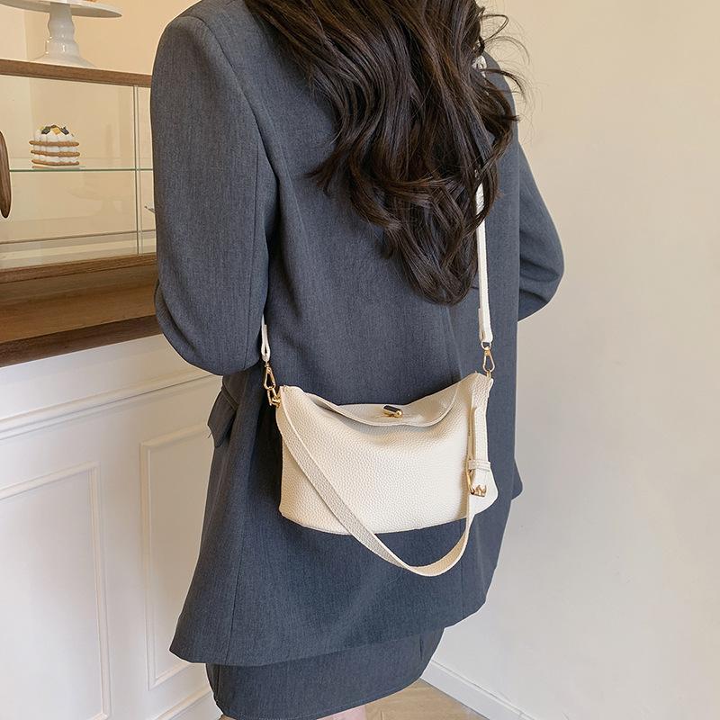 Autumn and Winter Small Fresh Handbag Bag Women's Fashion Foreign Style Versatile Shoulder Bag Casual Commuter Messenger Bag