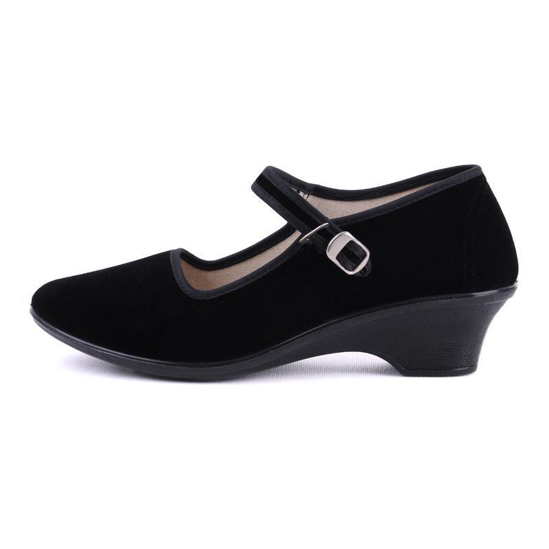 Echte Menschen, alte Peking-Stoff-High-Heels: Hotel-, Supermarkt- und Tanzschuhe für Damen